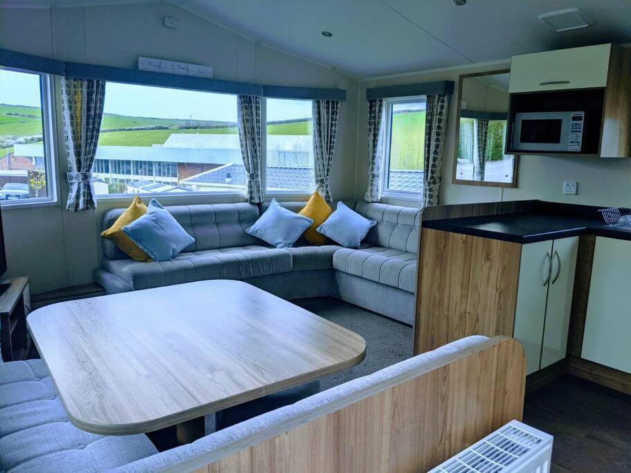 Large 4 Person Couples And Family Caravan In Newquay Bay Resort Buitenkant foto
