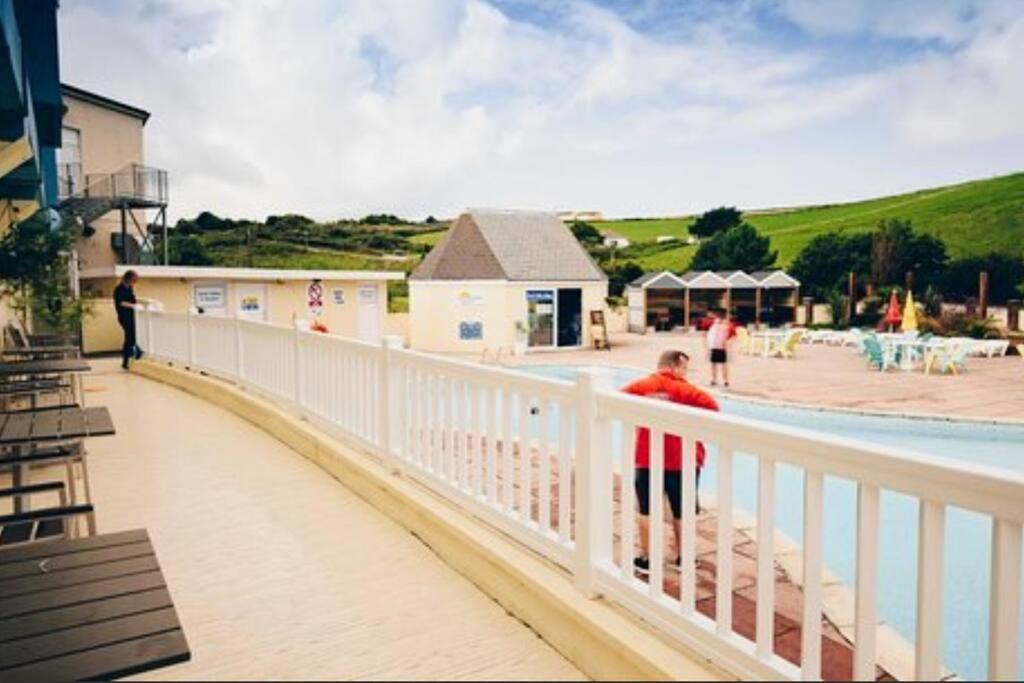 Large 4 Person Couples And Family Caravan In Newquay Bay Resort Buitenkant foto
