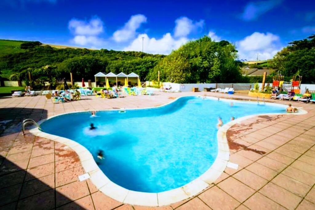 Large 4 Person Couples And Family Caravan In Newquay Bay Resort Buitenkant foto